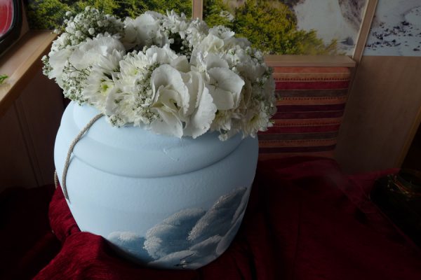 Bestattungsurne mit Blumen für die Seebestattung vor Rügen