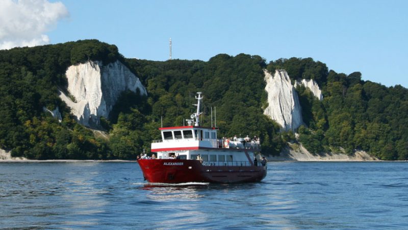 Rügen Kreideküste der Hafenstadt Sassnitz mit der MS Alexander