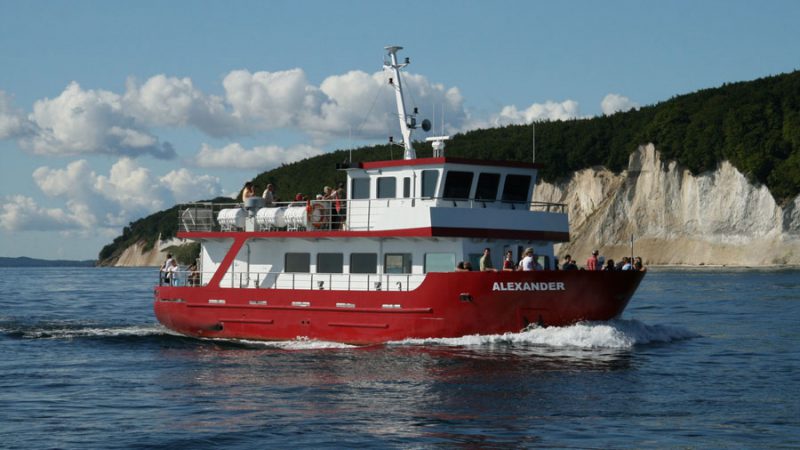 Kreideküste der Hafenstadt Sassnitz mit der MS Alexander